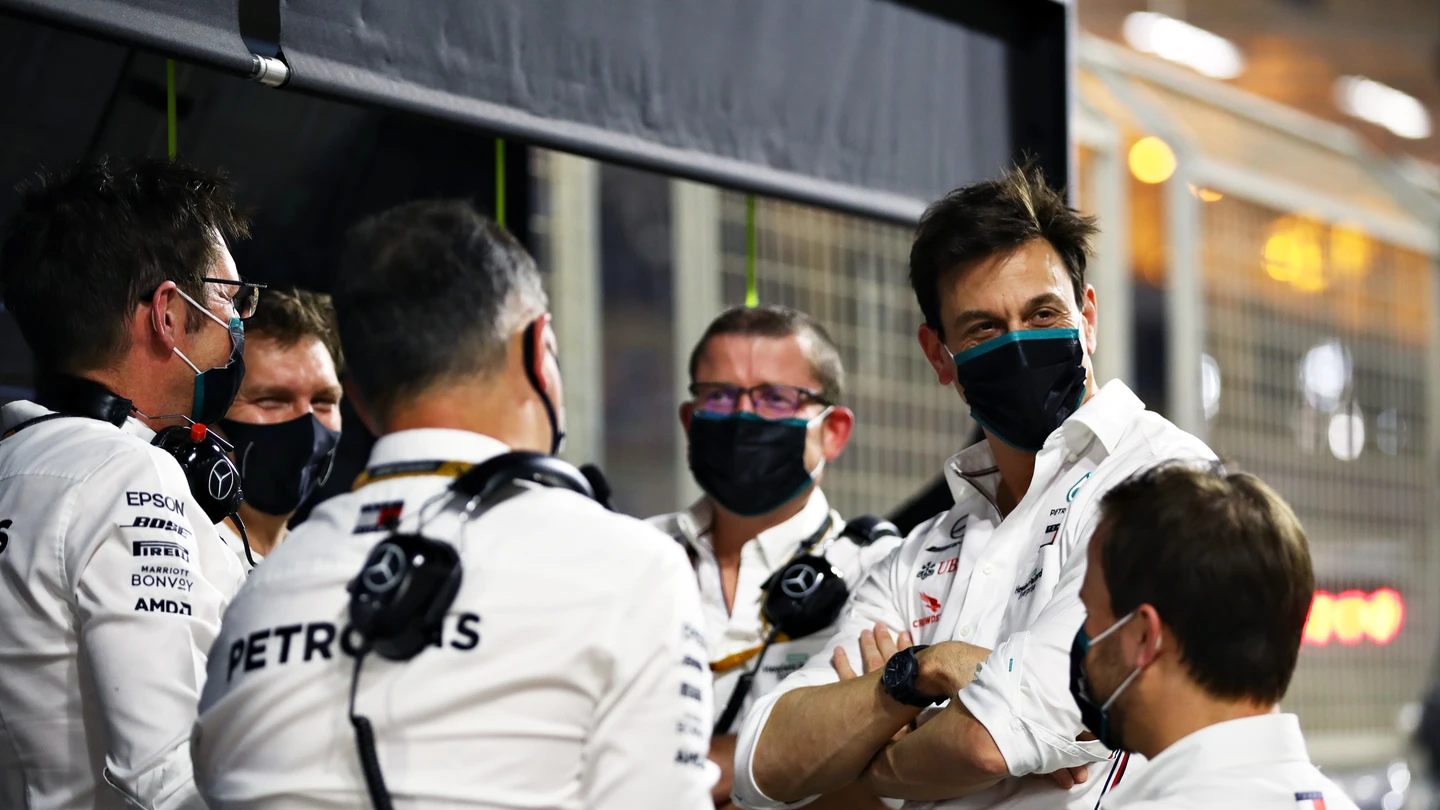 Ingenieros de Mercedes junto a Toto Wolff en el test de Baréin Ingenieros de Mercedes junto a Toto Wolff en el test de Baréin