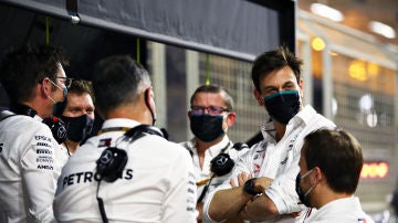 Ingenieros de Mercedes junto a Toto Wolff en el test de Baréin