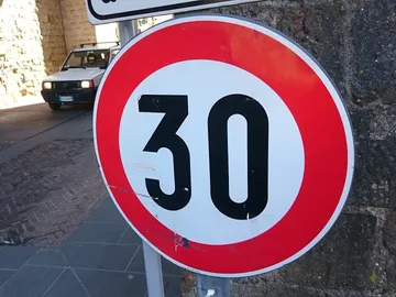 Límite de velocidad de 30 km/h de la DGT Límite de velocidad de 30 km/h de la DGT