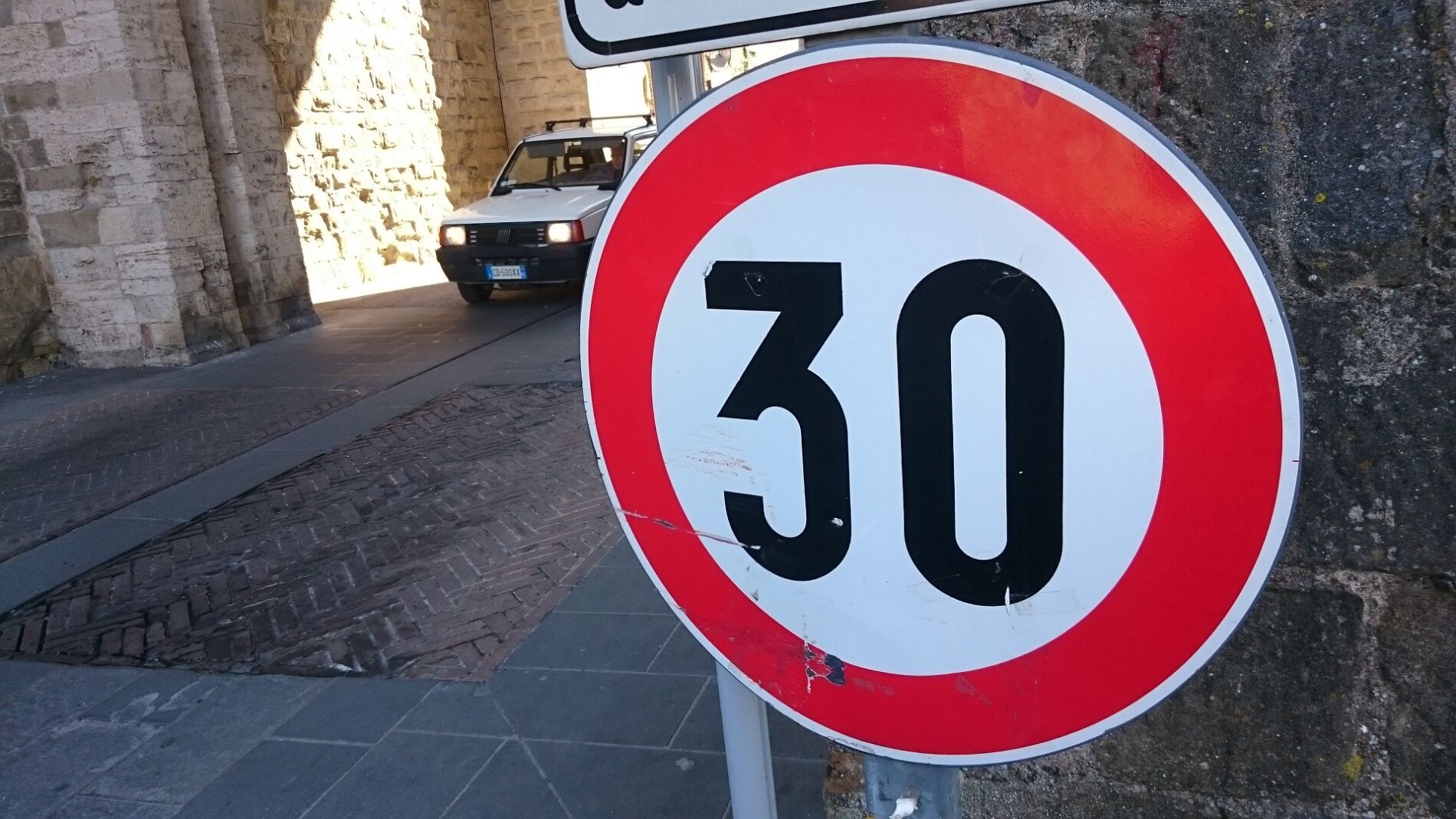 L&iacute;mite de velocidad de 30 km/h de la DGT