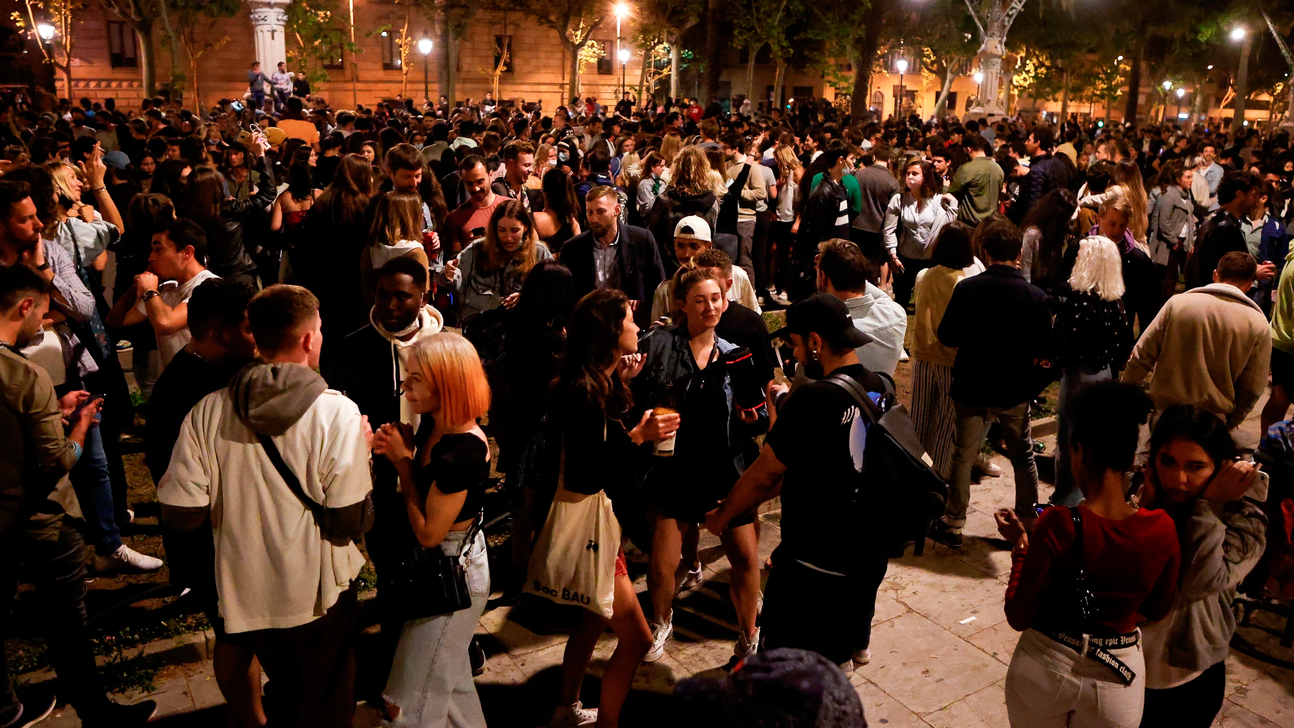 Aglomeraciones en el centro de Barcelona tras el fin del estado de alarma