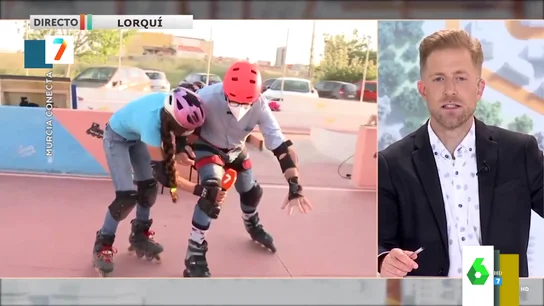 El mal rato de un reportero de la televisión murciana intentando patinar que acaba en el suelo: "No soy capaz" El mal rato de un reportero de la televisión murciana intentando patinar que acaba en el suelo: "No soy capaz"