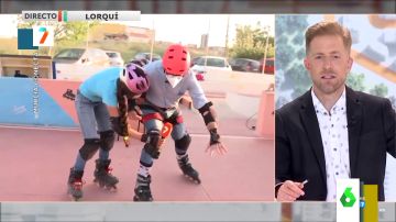 El mal rato de un reportero de la televisión murciana intentando patinar que acaba en el suelo: "No soy capaz"