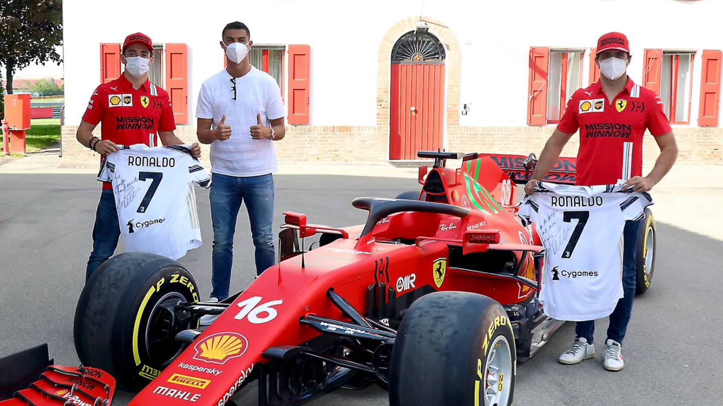 Cristiano Ronaldo posando con Charles Leclerc y Carlos Sainz junto al SF21 Cristiano Ronaldo posando con Charles Leclerc y Carlos Sainz junto al SF21