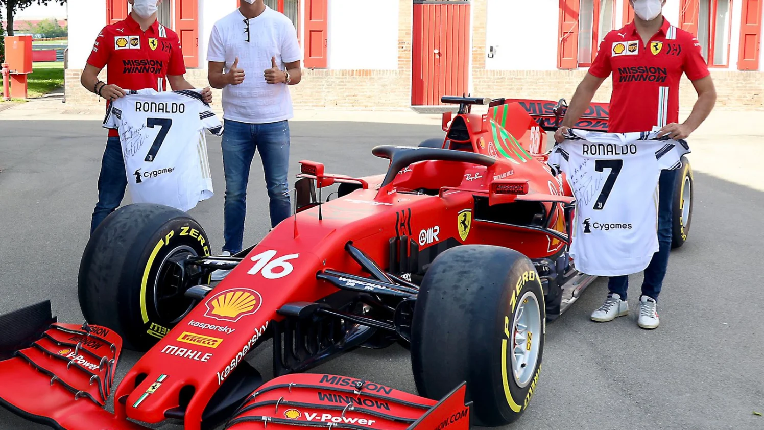 Cristiano Ronaldo posando con Charles Leclerc y Carlos Sainz junto al SF21