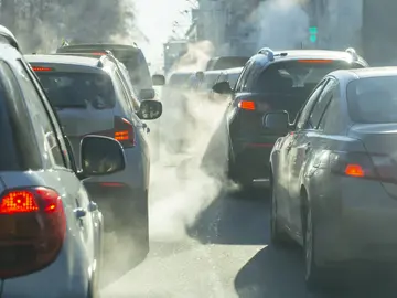 coches echando humo por el tubo de escape coches echando humo por el tubo de escape