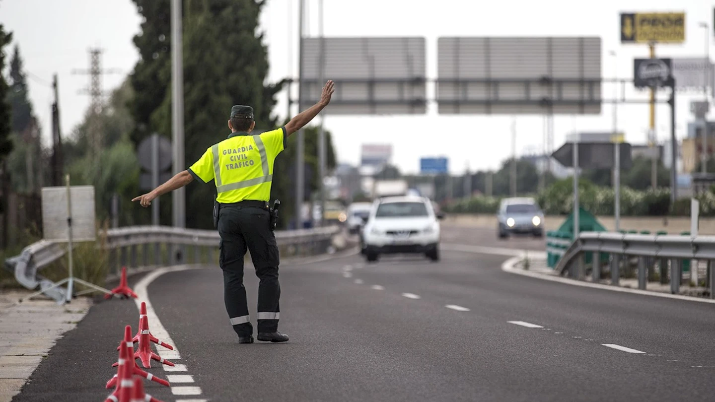 Un agente de la Guardia Civil de Tráfico da el alto a un conductor Un agente de la Guardia Civil de Tráfico da el alto a un conductor