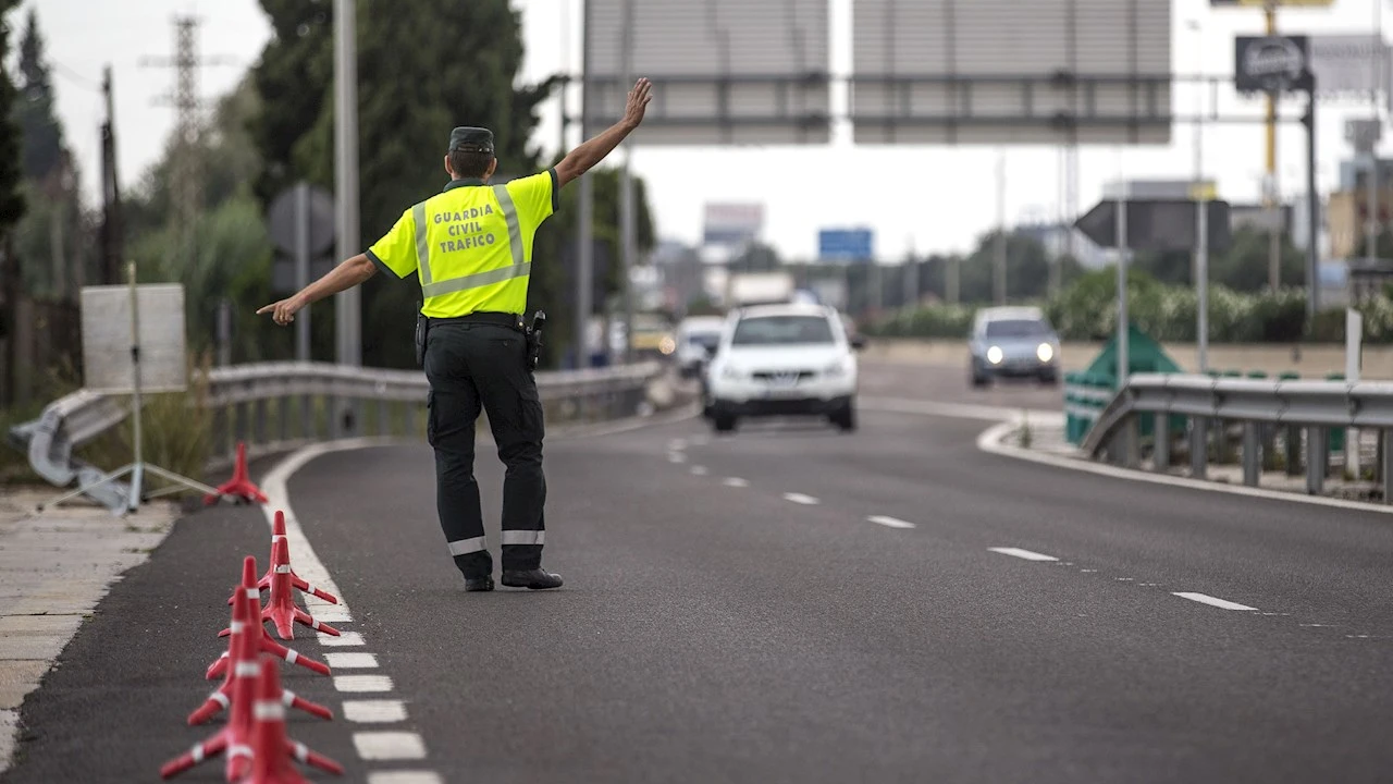 Un agente de la Guardia Civil de Tráfico da el alto a un conductor