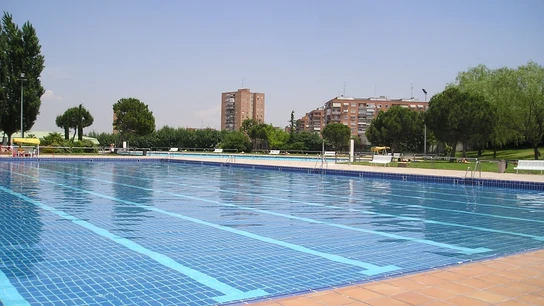 Imagen de una piscina comunitaria Piscina