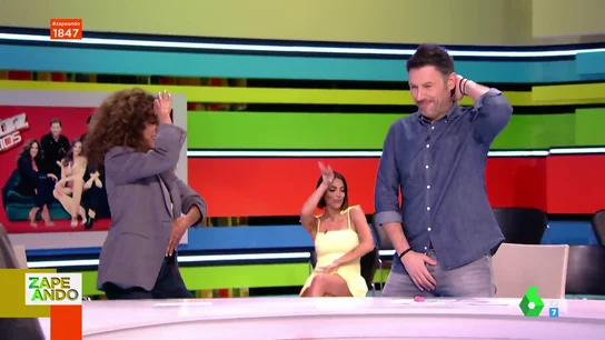 Iñaki Urrutia sorprende a Rosario Flores intentando imitar sus movimientos de piernas Iñaki Urrutia sorprende a Rosario Flores intentando imitar sus movimientos de piernas