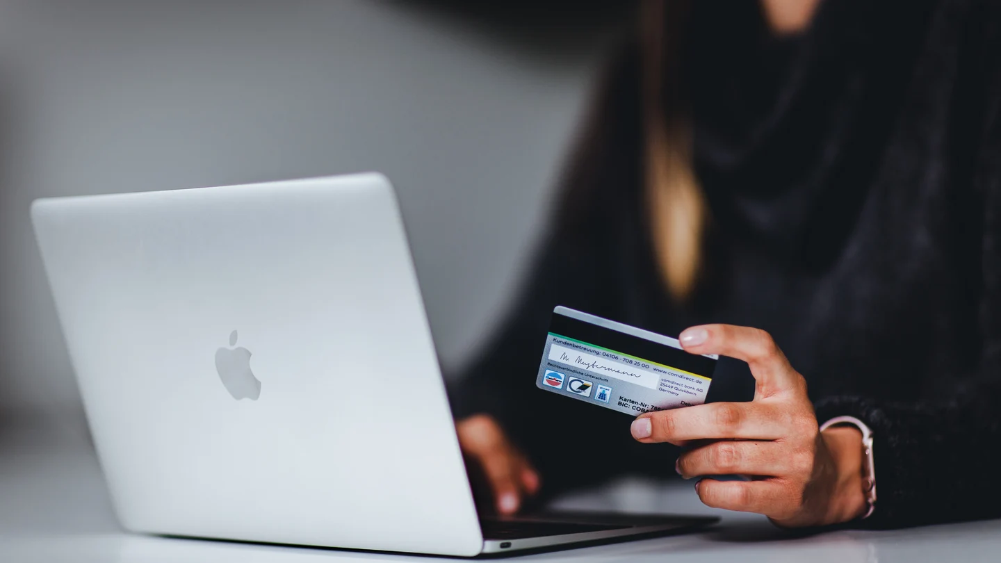 Una persona realiza una compra online ¿Pueden pedirme el pin de la tarjeta en una compra online? Estos son los cambios de seguridad que debes saber
