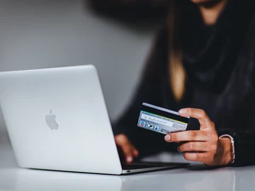 Una persona realiza una compra online