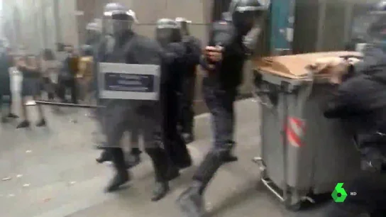 Los mossos cargan contra una concentración que intentaba evitar un desahucio y detienen a cinco personas Los mossos cargan contra una concentración que intentaba evitar un desahucio y detienen a cinco personas