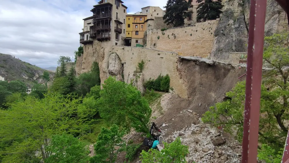 Así ha quedado principal acceso a Casas Colgadas de Cuenca el derrumbe