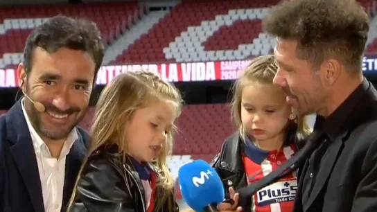 Las hijas de Simeone, en pleno directo cantando el himno del Atlético de Madrid Las hijas de Simeone, en pleno directo cantando el himno del Atlético de Madrid