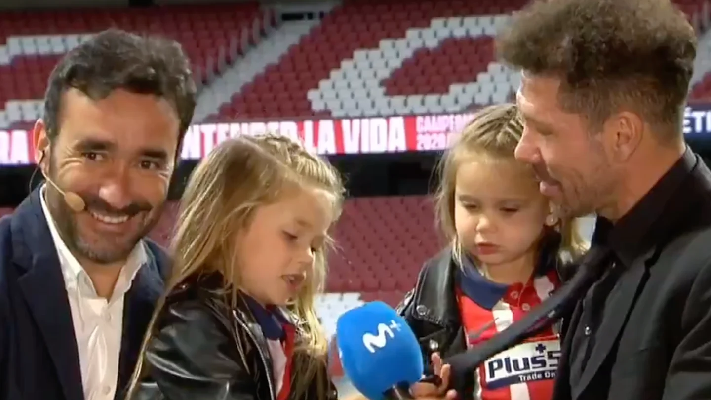 Las hijas de Simeone, en pleno directo cantando el himno del Atlético de Madrid Las hijas de Simeone, en pleno directo cantando el himno del Atlético de Madrid