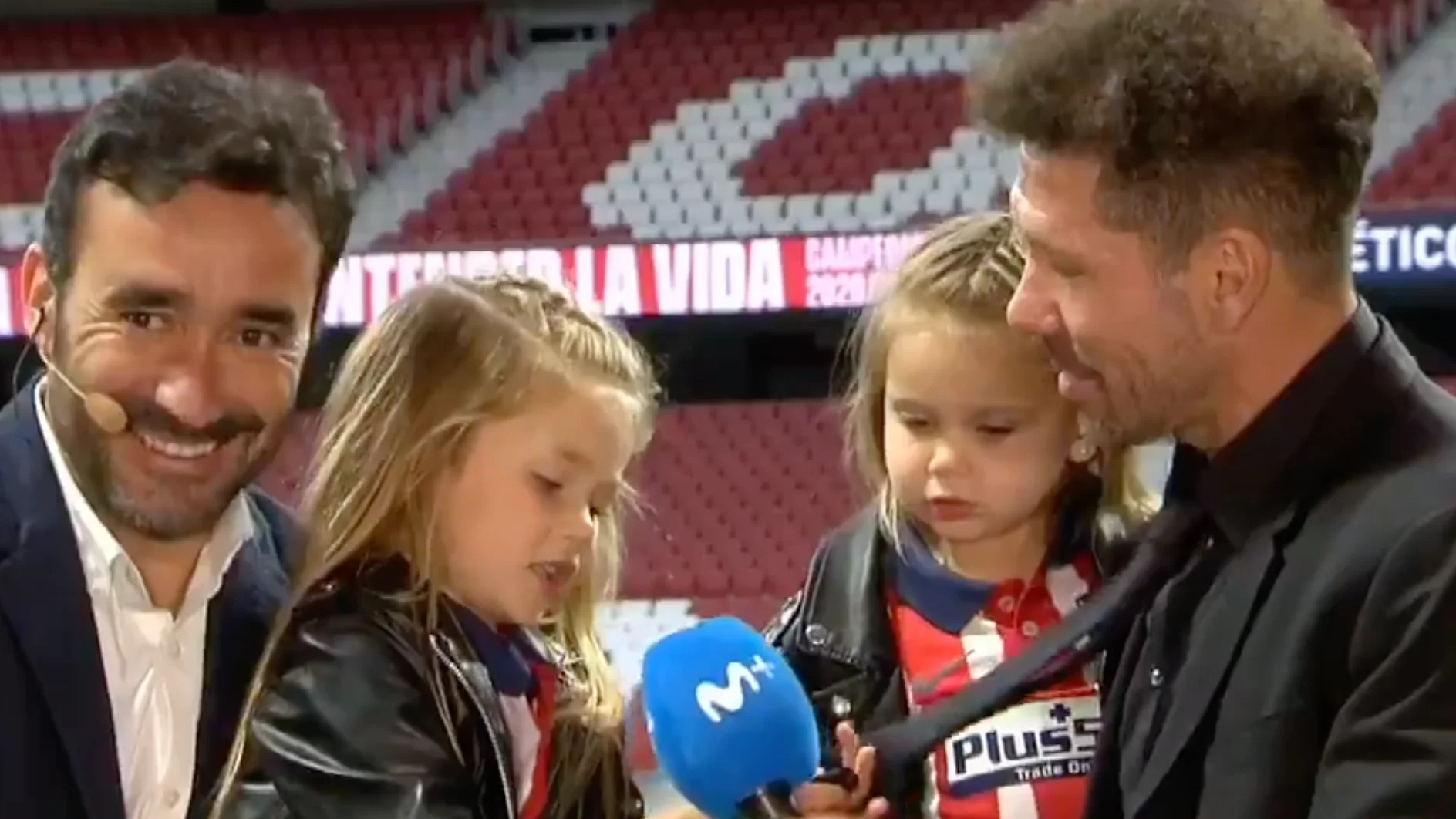 Las hijas de Simeone, en pleno directo cantando el himno del Atlético de Madrid