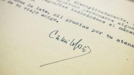 Firma de Camilo Jos&eacute; Cela en las cartas a Juan Aparicio