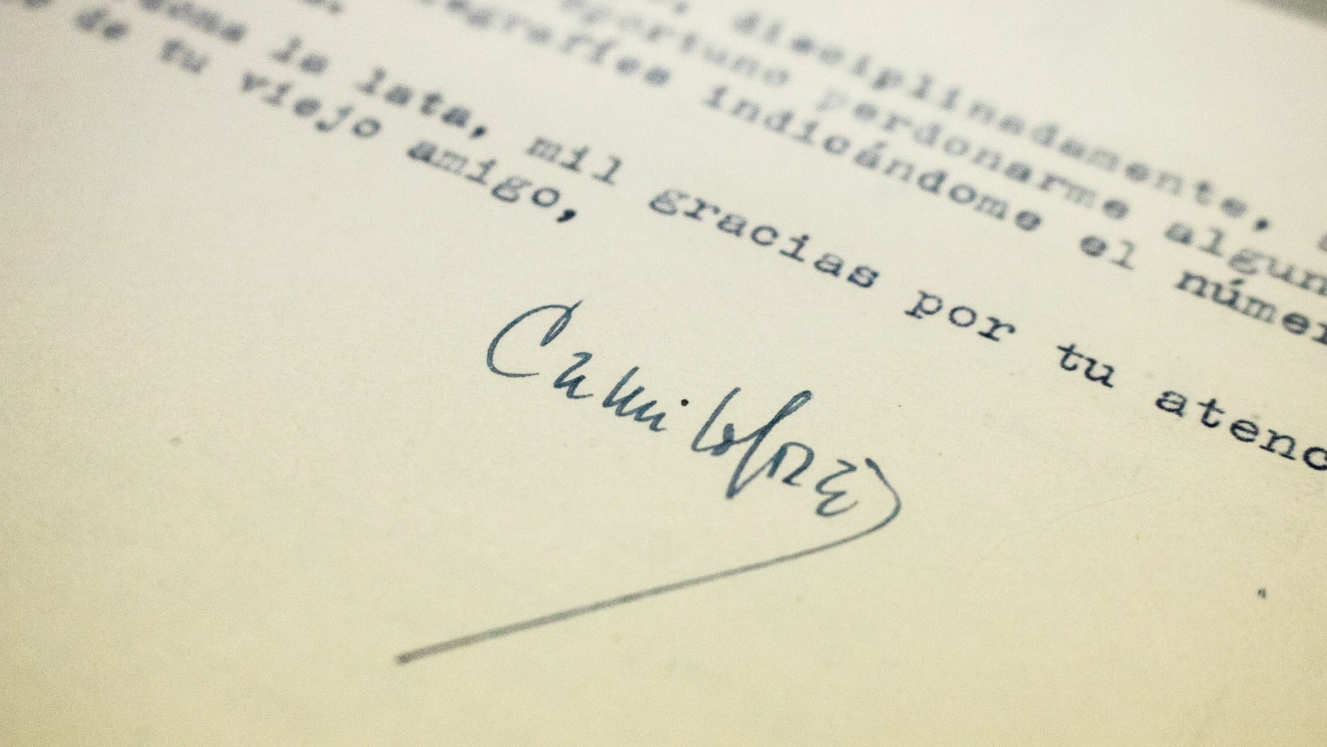 Firma de Camilo José Cela en las cartas a Juan Aparicio