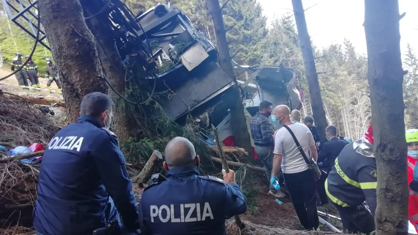 Imagen de la cabina del teleférico que cayó al vacío en Italia Imagen de la cabina del teleférico que cayó al vacío en Italia
