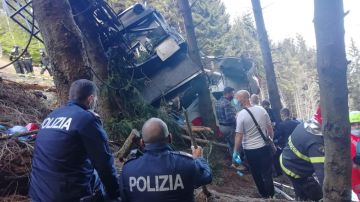 Imagen de la cabina del teleférico que cayó al vacío en Italia