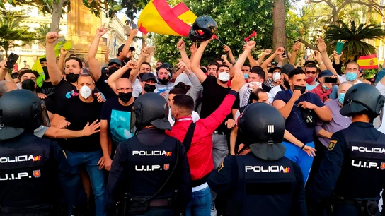 La Policía Nacional ante las protestas en la Plaza de los Reyes de Ceuta contra Vox La Policía Nacional ante las protestas en la Plaza de los Reyes de Ceuta contra Vox
