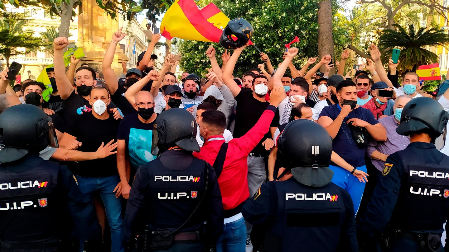 La Policía Nacional ante las protestas en la Plaza de los Reyes de Ceuta contra Vox La Policía Nacional ante las protestas en la Plaza de los Reyes de Ceuta contra Vox