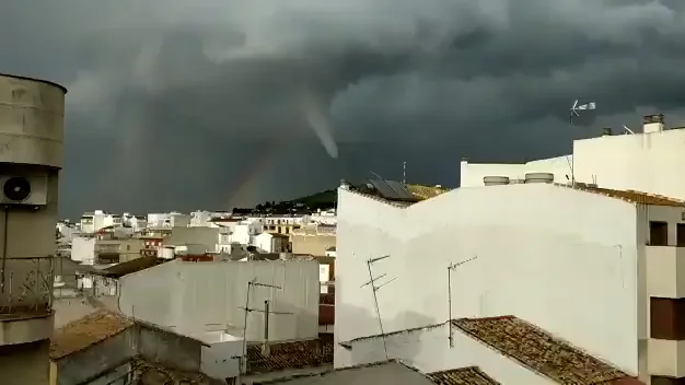 Un enorme tornado sorprende a los vecinos de Torredelcampo, en Jaén