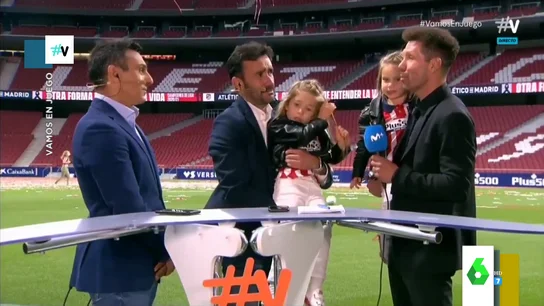 La cara de agobio de Juanma Castaño al sostener en cuello a la hija del Cholo Simeone en pleno directo La cara de agobio de Juanma Castaño al sostener en cuello a la hija del Cholo Simeone en pleno directo