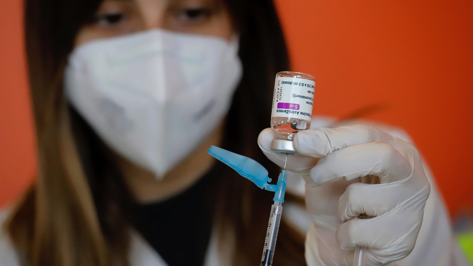 Los menores de 60 pueden repetir con AstraZeneca si firman un consentimiento