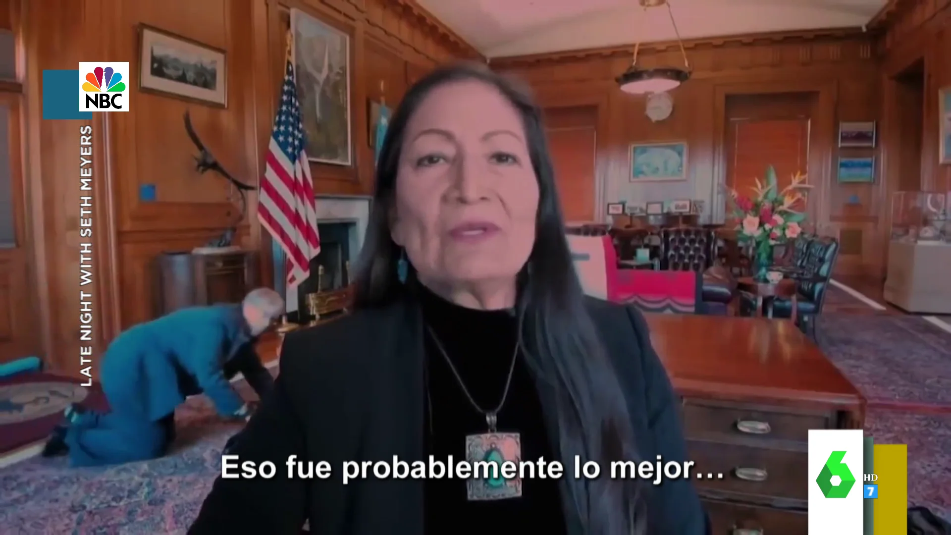 "¿Sabe quién es ese hombre?": el viral en el que aparece un señor gateando detrás de la secretaria de Interior de EEUU