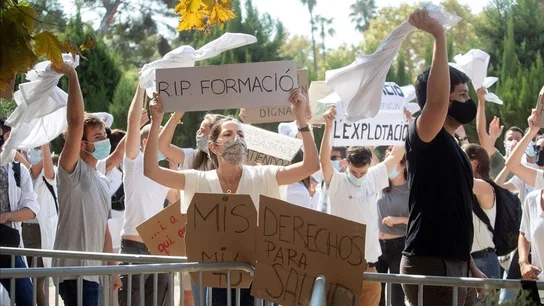 Decenas de MIRes manifestándose en octubre de 2020. Decenas de MIRes manifestándose en octubre de 2020.