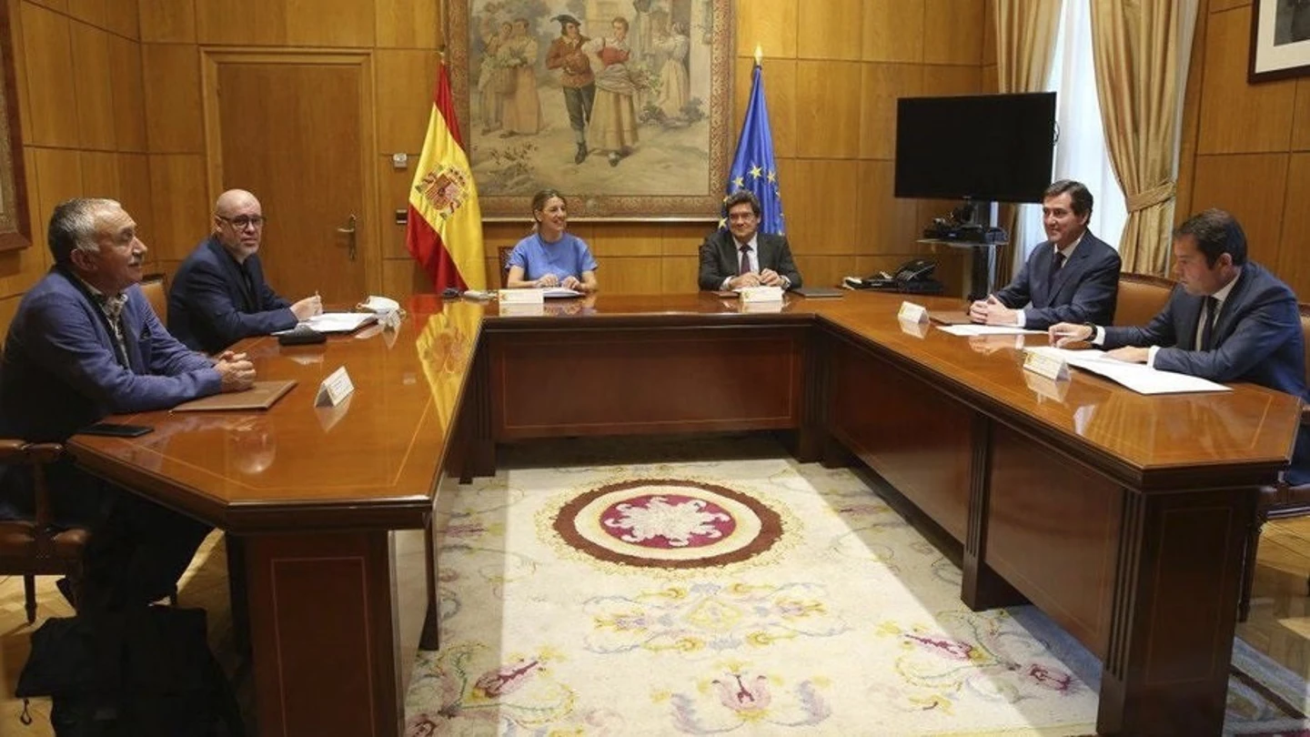Imagen de archivo de una reunión entre Gobierno, sindicatos y empresarios Imagen de archivo de una reunión entre Gobierno, sindicatos y empresarios