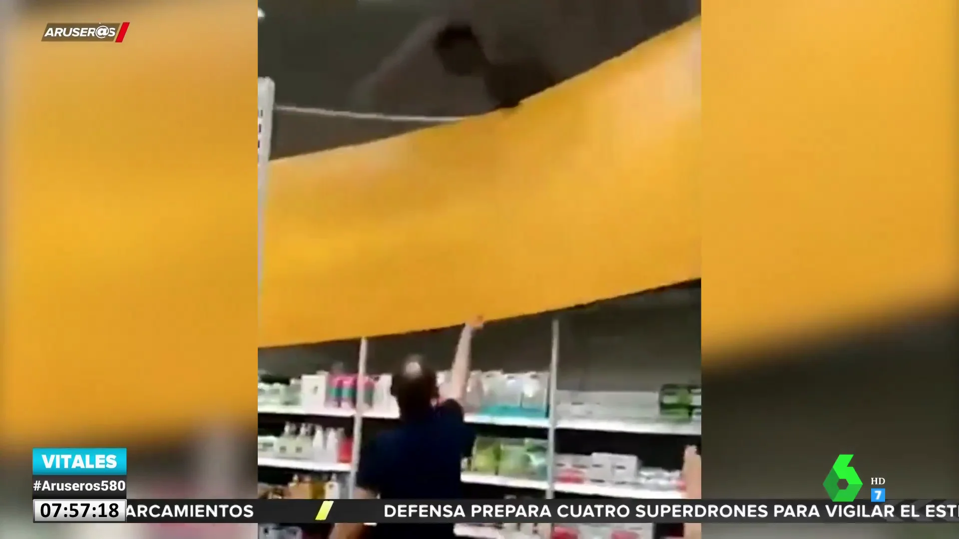 Un hombre ebrio trepa por las estanterías de un supermercado y lo destroza todo a su paso