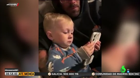Un niño se emociona al ver el vídeo de la boda de sus padres Un niño se emociona al ver el vídeo de la boda de sus padres
