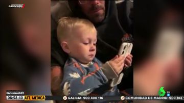 Un niño se emociona al ver el vídeo de la boda de sus padres