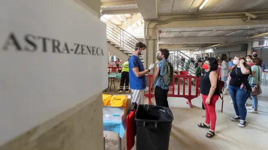 Un enfermero pone la segunda dosis de AstraZeneca a un hombre este martes en Murcia Un enfermero pone la segunda dosis de AstraZeneca a un hombre este martes en Murcia