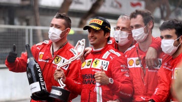 Carlos Sainz, rodeado por su equipo en Ferrari