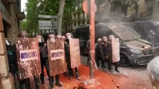 Cargas policiales y lanzamiento de pintura contra los mossos durante el desahucio de una vivienda en Barcelona con la CUP presente