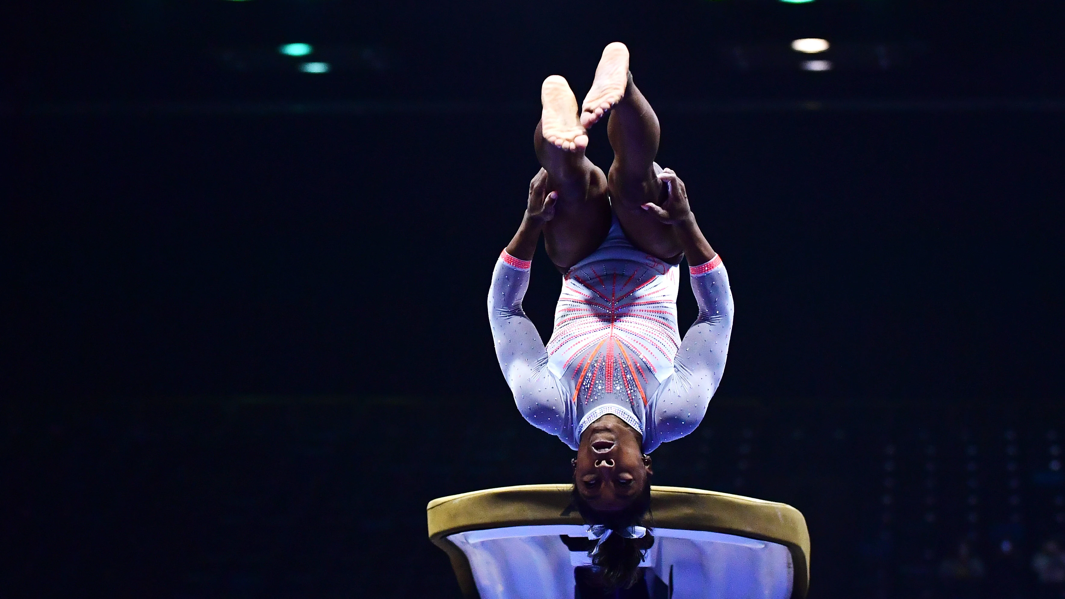 Simone Biles efectuando el 'Yurchenko Double Pike' en el 'US Classics Gymnastics'