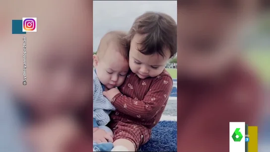 El adorable primer abrazo entre dos bebés nacidos durante la pandemia El adorable primer abrazo entre dos bebés nacidos durante la pandemia