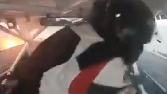 Leonardo Nowark tratando de salir de su coche en llamas 