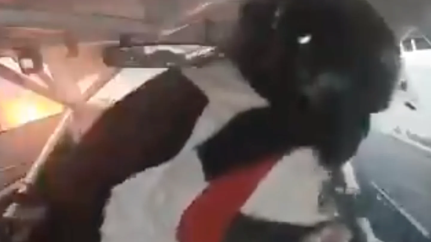 Leonardo Nowark tratando de salir de su coche en llamas Leonardo Nowark tratando de salir de su coche en llamas