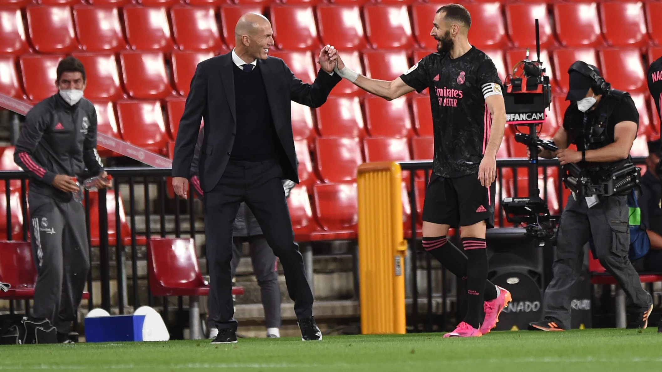 Zinedine Zidane y Karim Benzema, en el estadio Nuevo Los Cármenes.