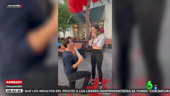 Una joven rompe a llorar al descubrir que ha perdido el anillo de la pedida de mano Una joven rompe a llorar al descubrir que ha perdido el anillo de la pedida de mano