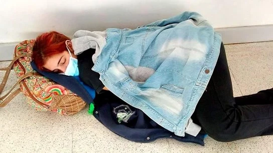 Lara, de 22 años, esperando a ser atendida en el hospital Lara, de 22 años, esperando a ser atendida en el hospital