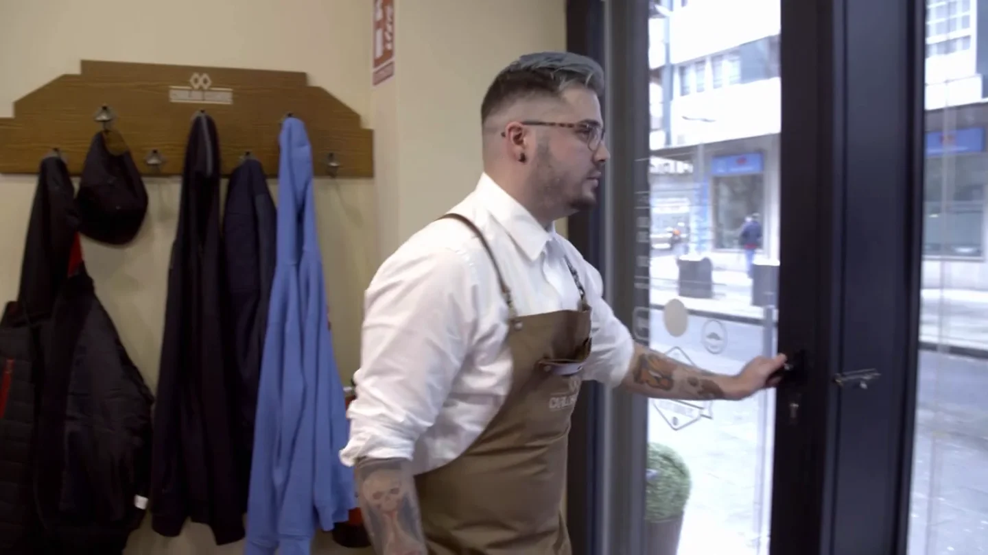Un trabajador de 'Carlos Conde' abandona la peluquería tras discutir con su compañero delante del jefe infiltrado Un trabajador de 'Carlos Conde' abandona la peluquería tras discutir con su compañero delante del jefe infiltrado