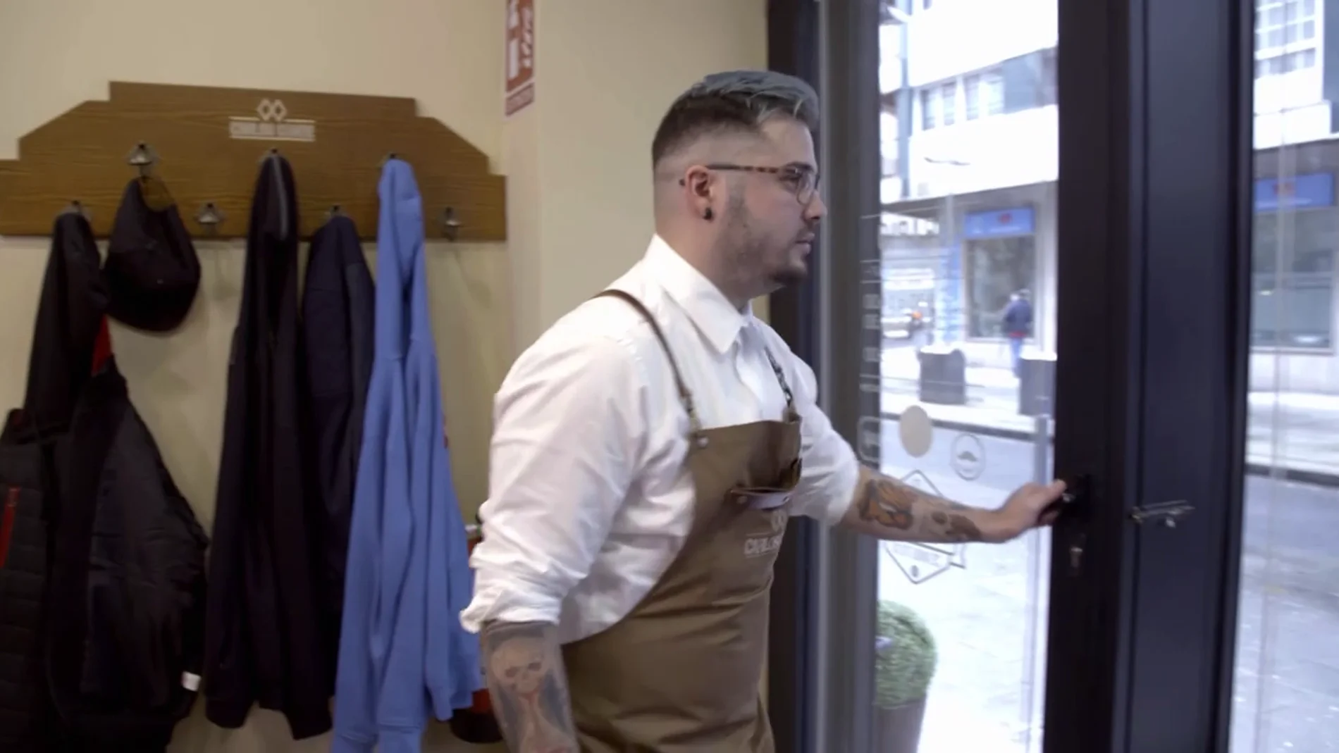 Un trabajador de 'Carlos Conde' abandona la peluquería tras discutir con su compañero delante del jefe infiltrado