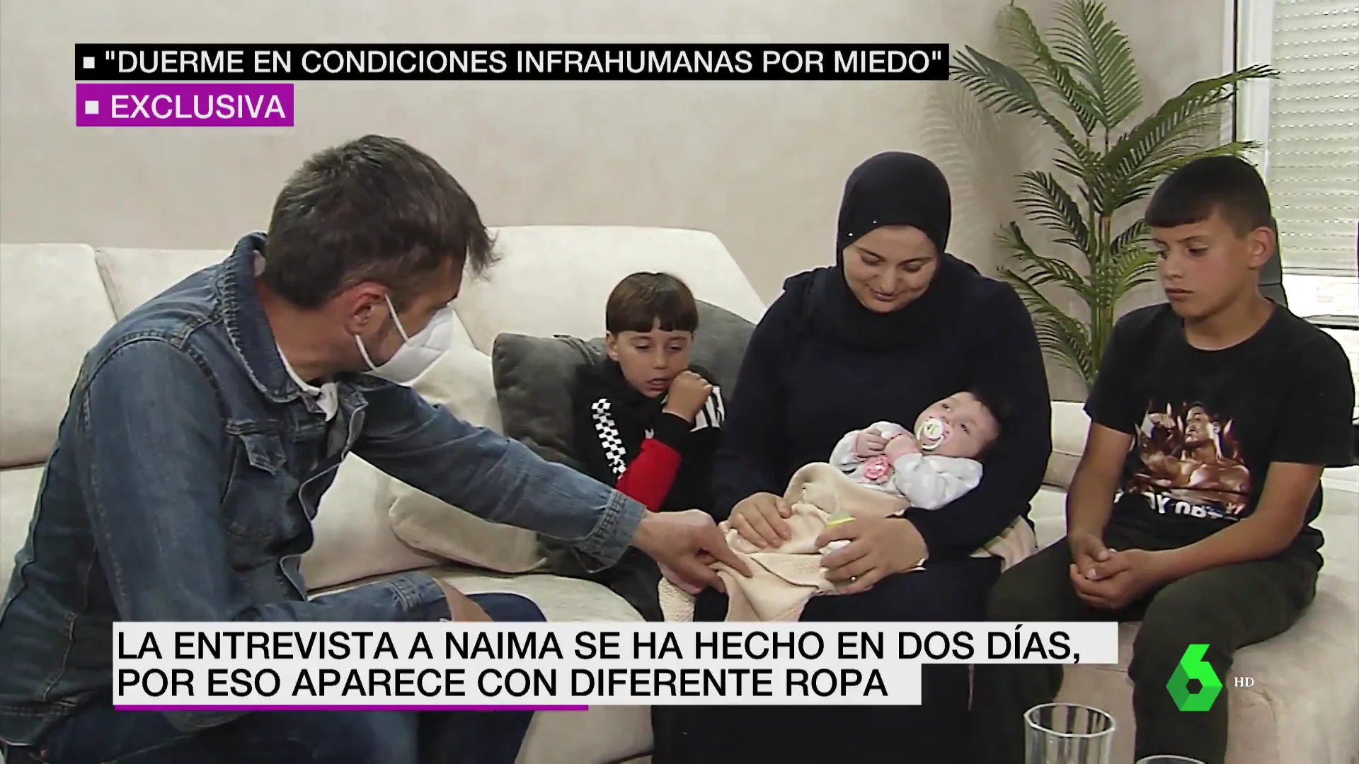 El periodista Alfonso Rodríguez con Naima y sus hijos