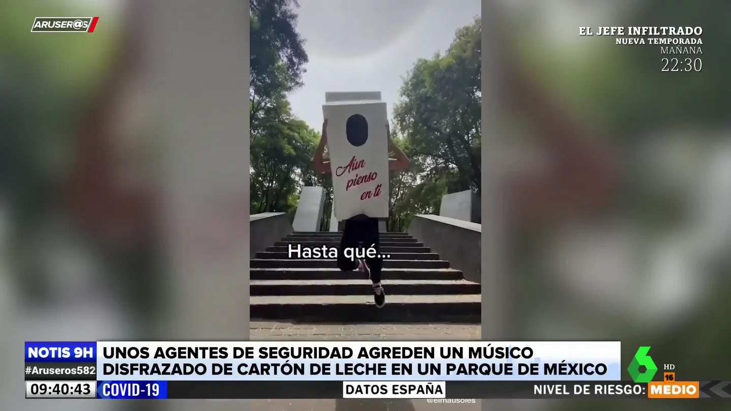 Agreden a un músico disfrazado de cartón de leche en un parque de México Agreden a un músico disfrazado de cartón de leche en un parque de México